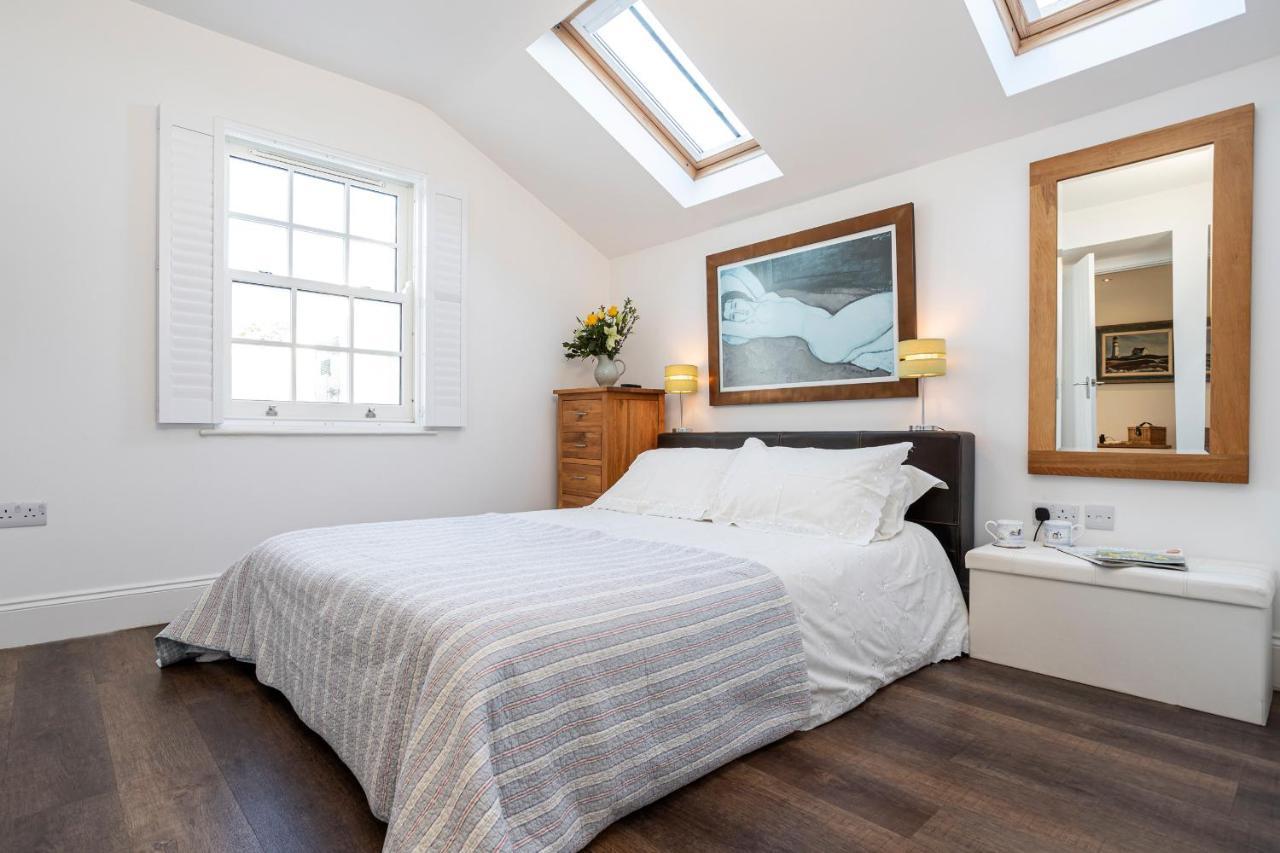 Finest Retreats - Lighthouse Cottage Rampside Exterior photo