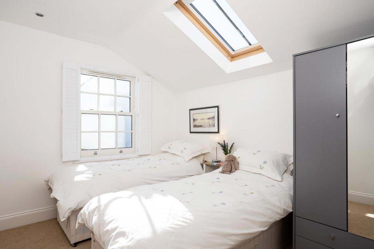 Finest Retreats - Lighthouse Cottage Rampside Exterior photo